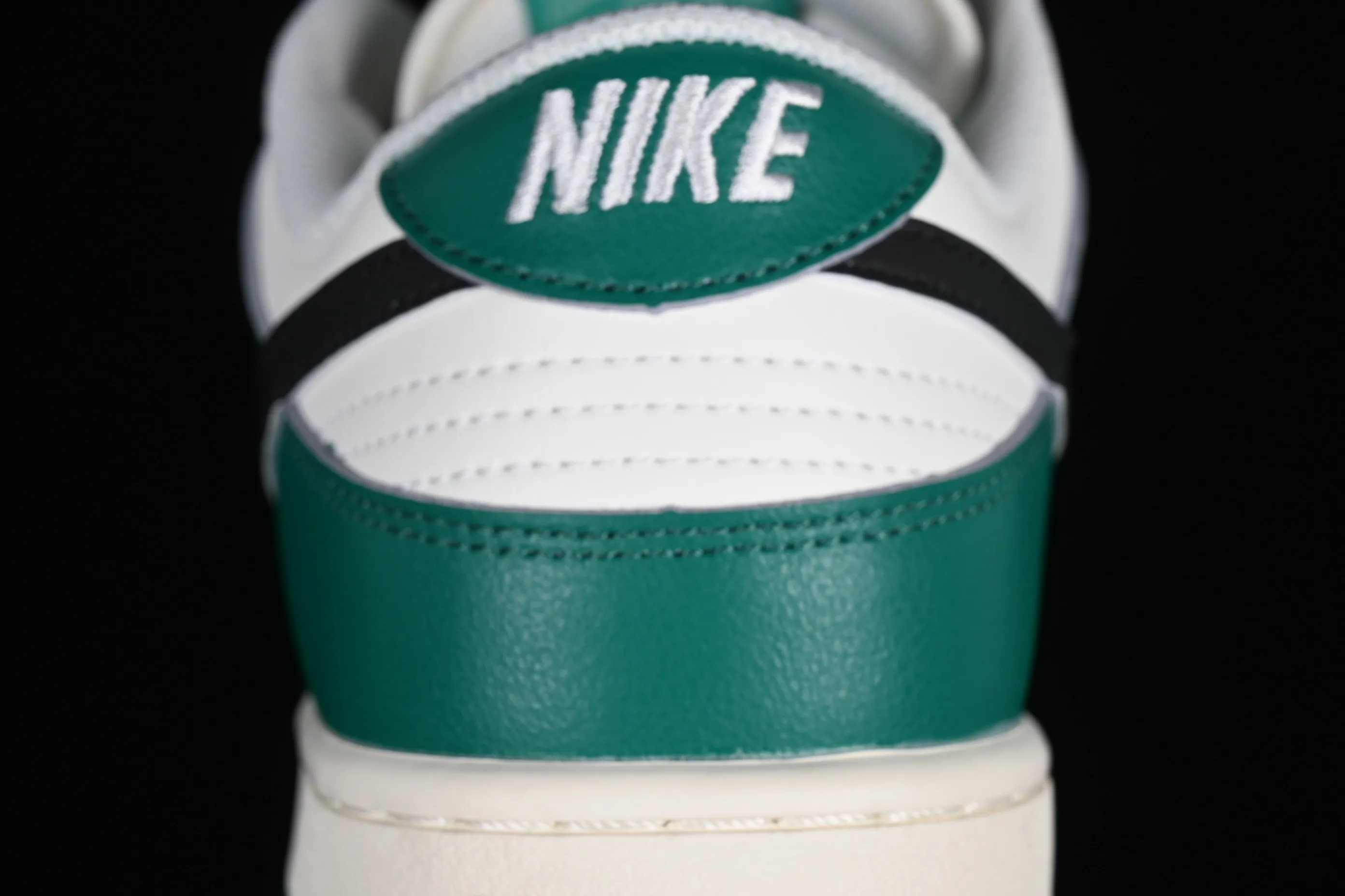 All Categories Nk SB Dunk Series Nk SB Dunk Low Low-top Sneakers Nk SB Dunk Low "Lottery" Heineken Color SB Smashed Backboard Fashion Casual Sneakers DR9654-100